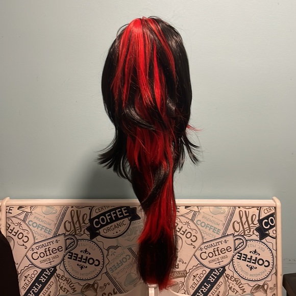Cosplay red and black 2 piece wig - Picture 3 of 12